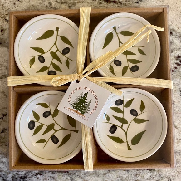 out of the woods of Oregon Other - Set of four serving bowls. New with tags
